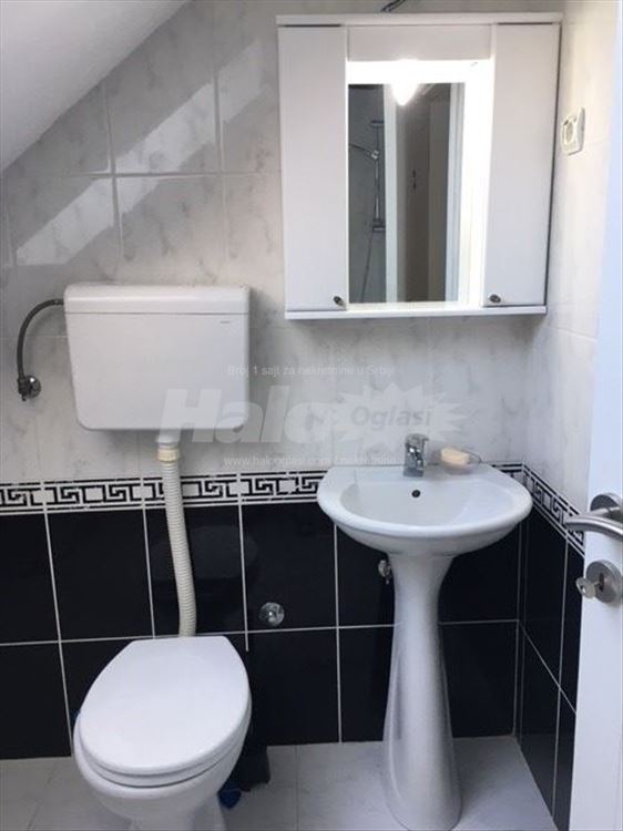 Gornjogradska Zemun, stan u zgradi Banke Intesa — 2