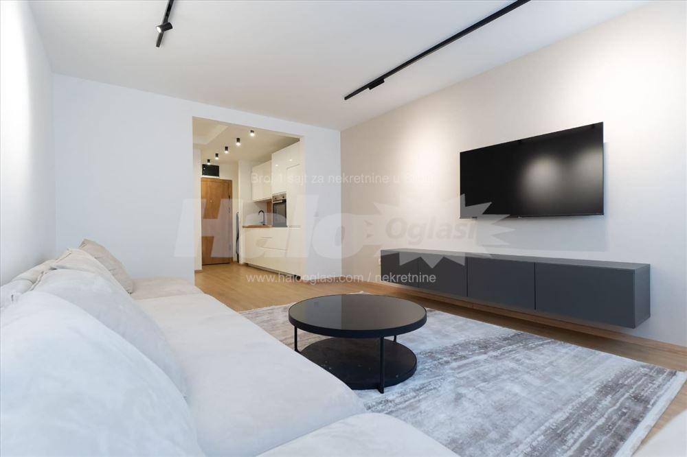Hotel Yu, Zemunski kej, odlican stan — 2