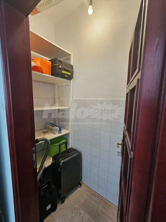 Hram Sv.Save. 125m2, podeljen u 2 jedinice,parking — 6