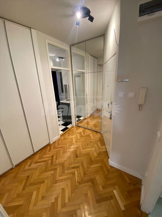 Izdaje se 2.0 stan, polunamesten 54m2 — 2