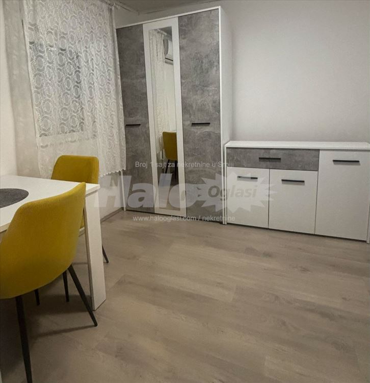 Izdaje se dvorišna garsonjera u centru 18m2 — 2