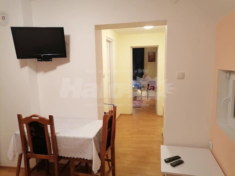 Izdaje se jednosoban stan 30 m² – Zemun, 300 € — 2