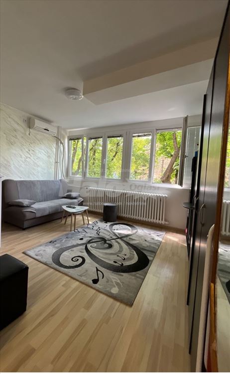 Izdaje se jednosoban stan 30 m² – Zemun, 450 € — 2
