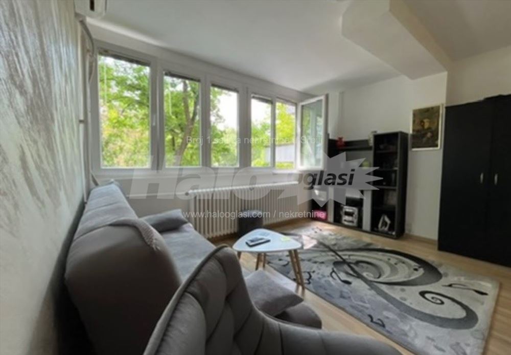 Izdaje se jednosoban stan 30 m² – Zemun, 450 € — 3