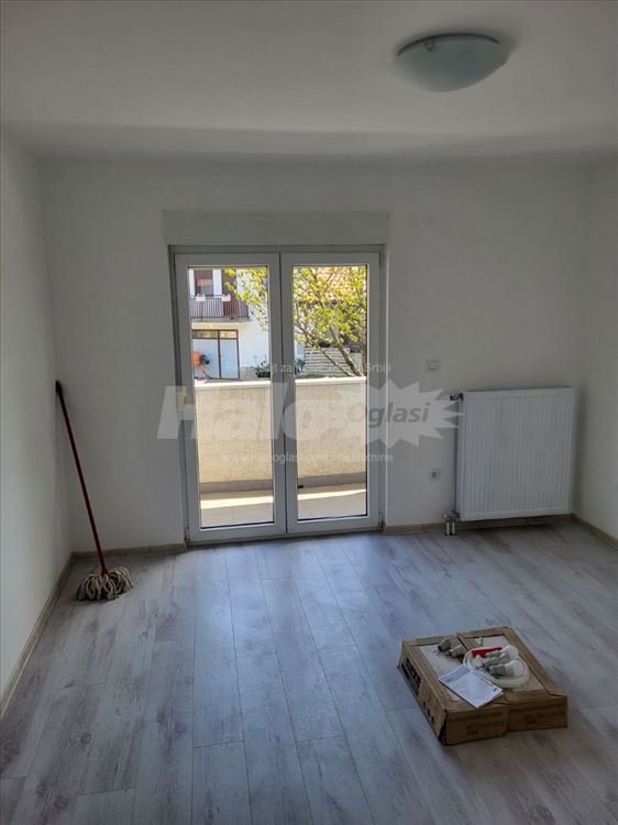 Izdaje se kancelarijsko-poslovni prostor — 7