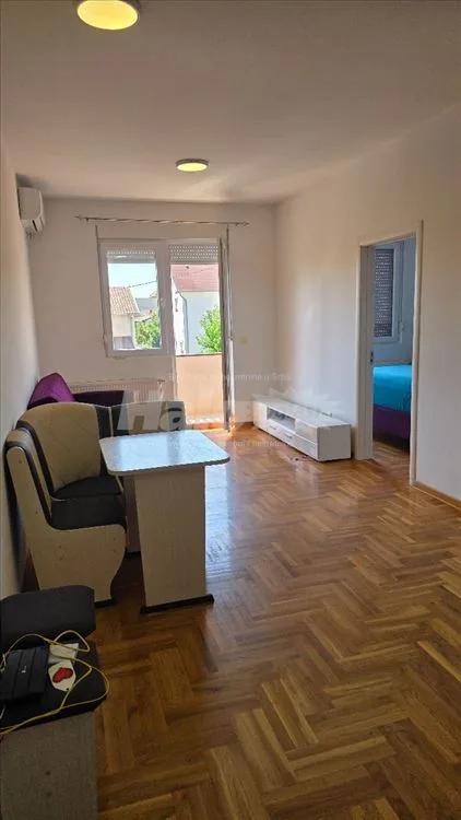 Izdaje se kompletno namešten stan na Ledinama — 14