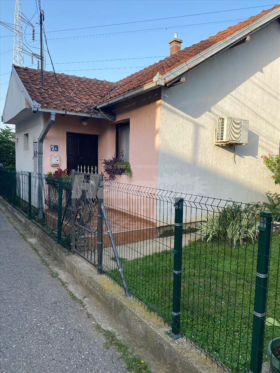 Izdaje se kuca sa dvoristem i parking mestom — 2