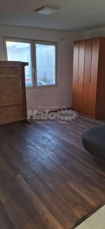 Izdaje se kuca u starom naselju Ledina — 10