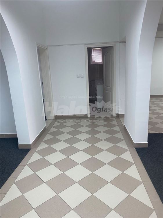 Izdaje se lokal na Altini 130m2 — 3