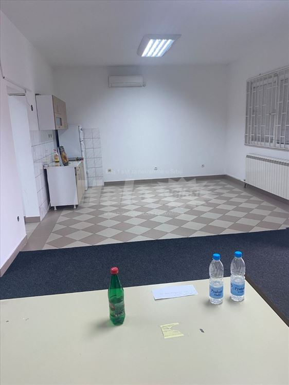 Izdaje se lokal sa magacinom na Altini - 230m2 — 9