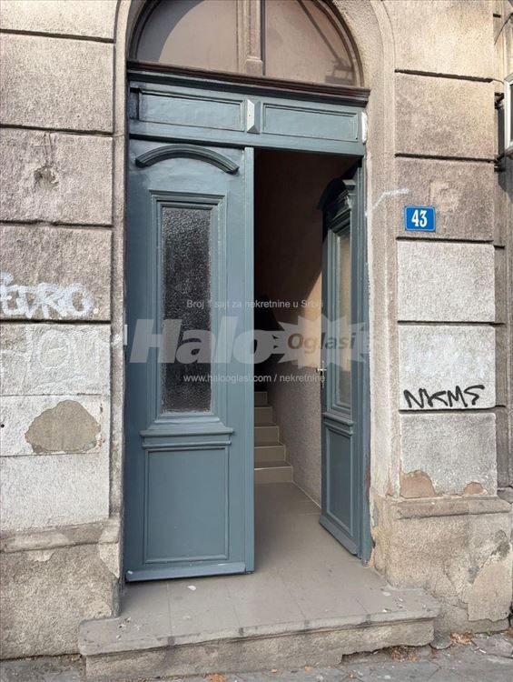 Izdaje se luksuzno renoviran stan u centru — 10