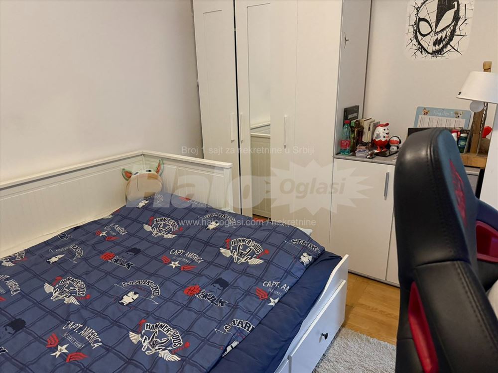 Izdaje se moderan, potpuno namešten stan  + garaža — 2