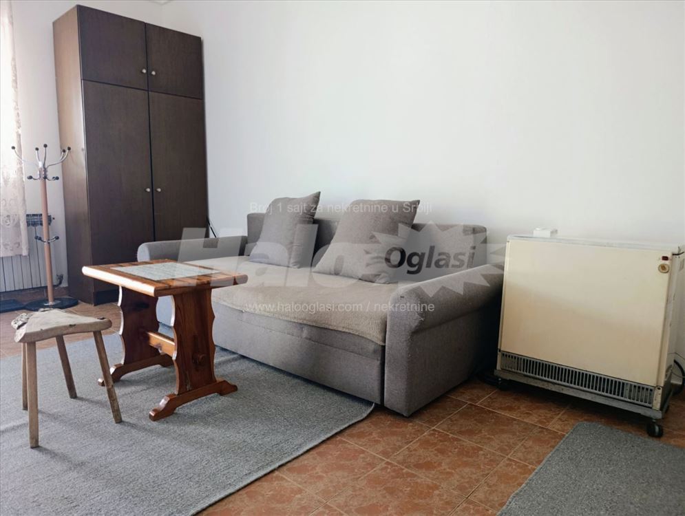 Izdaje se nameštena garsonjera 30 m² sa parkingom — 2