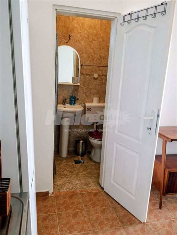 Izdaje se nameštena garsonjera 30 m² sa parkingom — 4