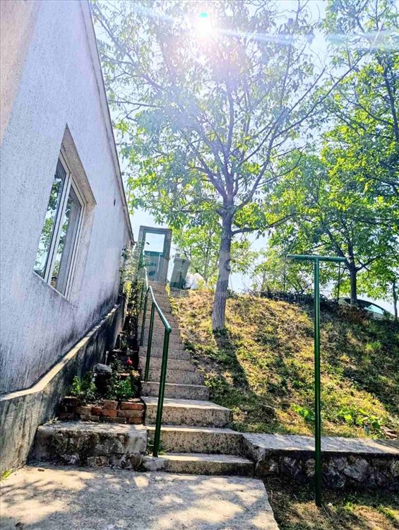 Izdaje se nameštena garsonjera 30 m² sa parkingom — 8