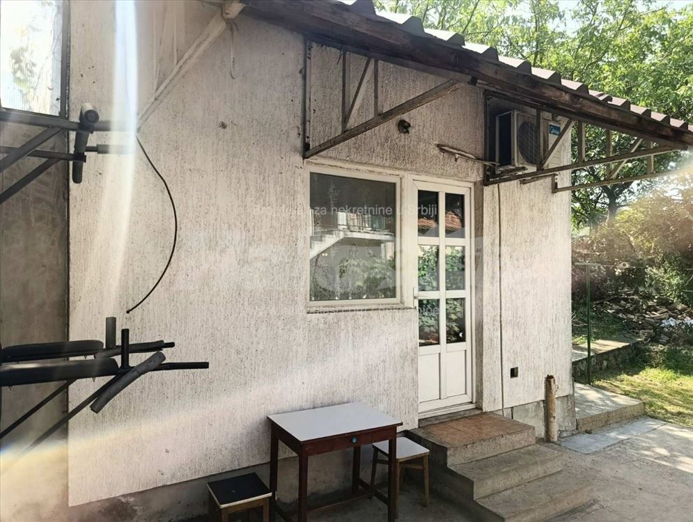 Izdaje se nameštena garsonjera 30 m² sa parkingom — 9