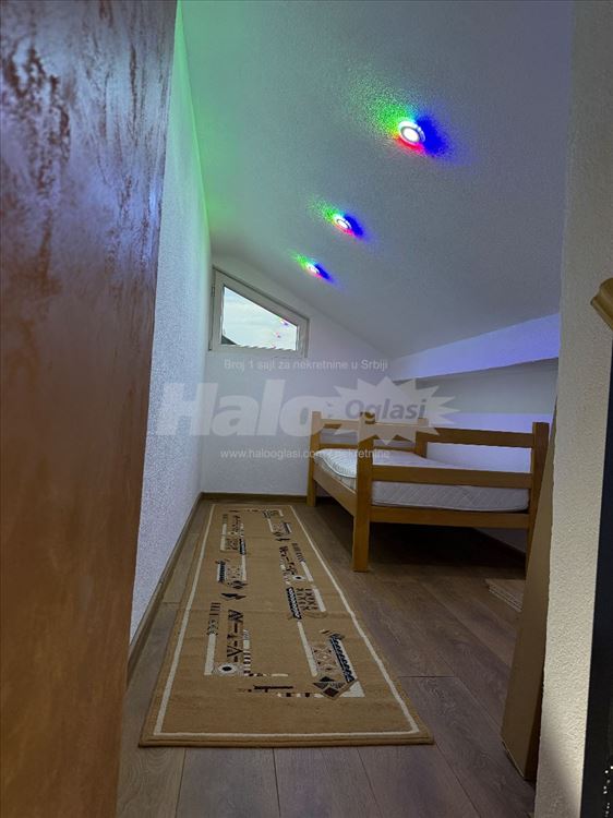 Izdaje se namešten stan na Ledinama — 4