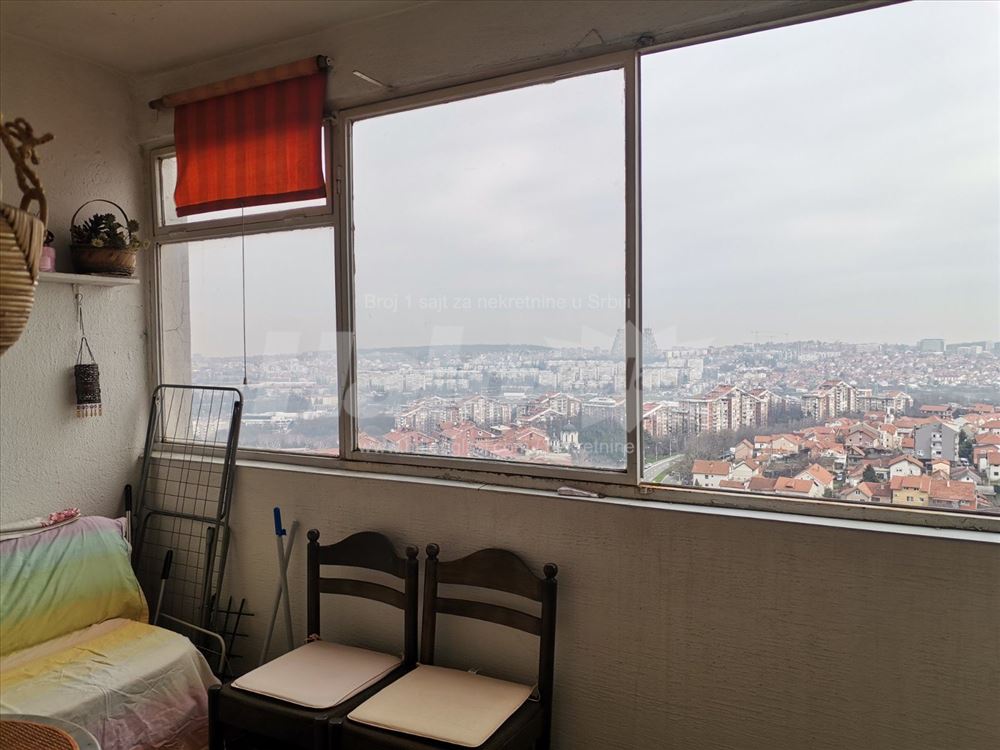 Izdaje se namešten stan, useljiv odmah — 3
