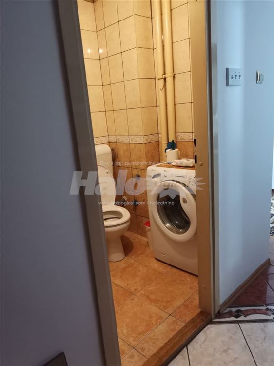 Izdaje se namešten stan, useljiv odmah — 8