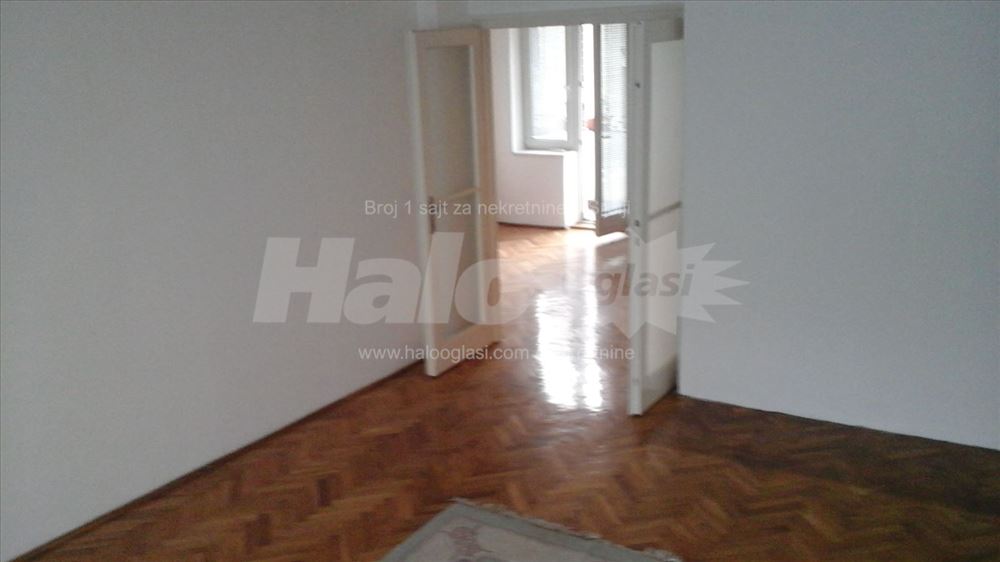 Izdaje se nenamesten stan 85m2- Centar grada — 2