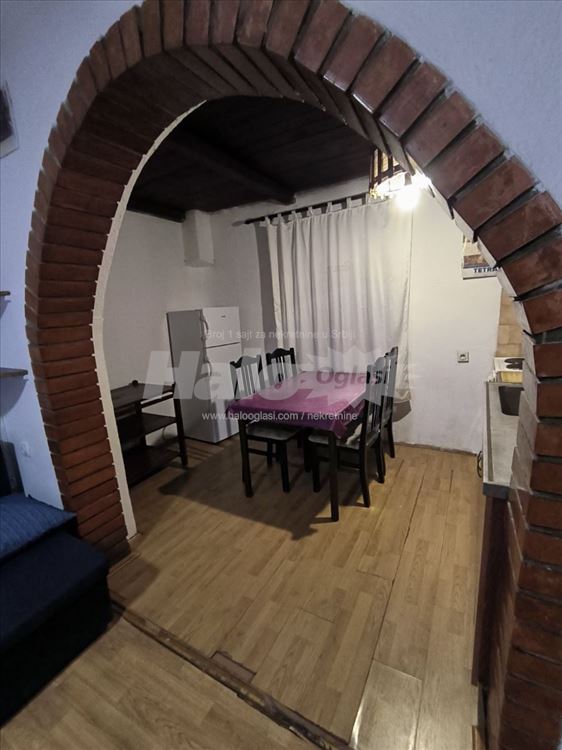 Izdaje se polovina kuce s dvoristem — 5