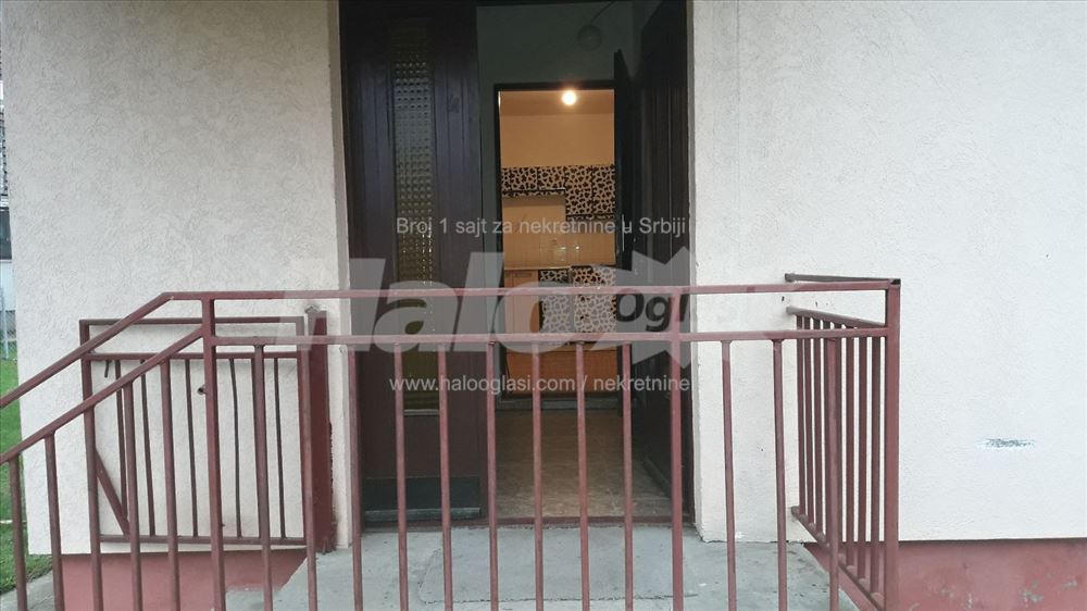Izdaje se posebna kuca sa dvorisnim delom placa — 2