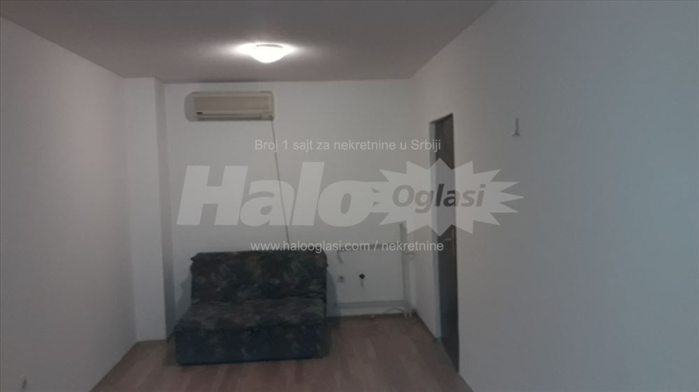 Izdaje se posebna kuca sa dvorisnim delom placa — 4