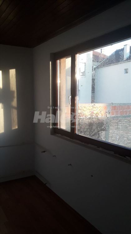 Izdaje se posebna kuca sa dvorisnim delom placa — 8