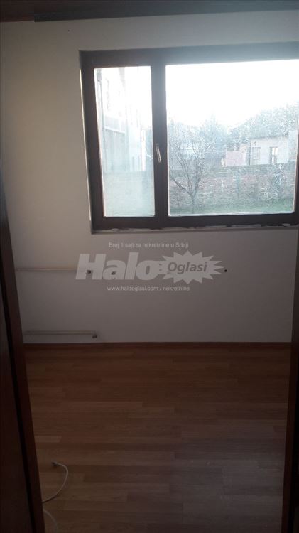 Izdaje se posebna kuca sa dvorisnim delom placa — 9