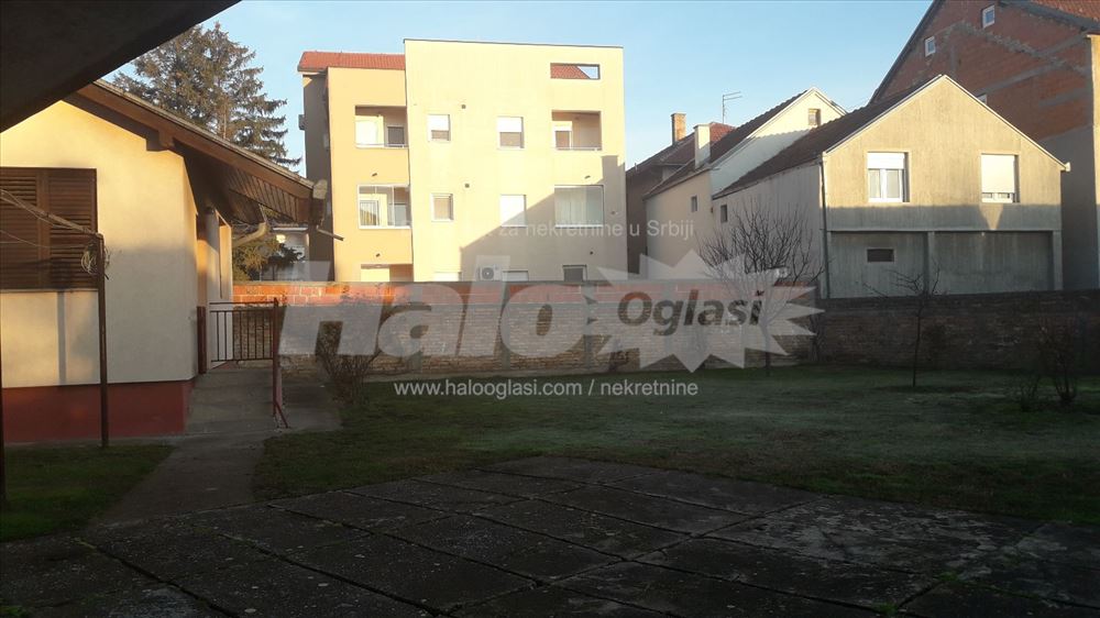 Izdaje se posebna kuca sa dvorisnim delom placa — 11