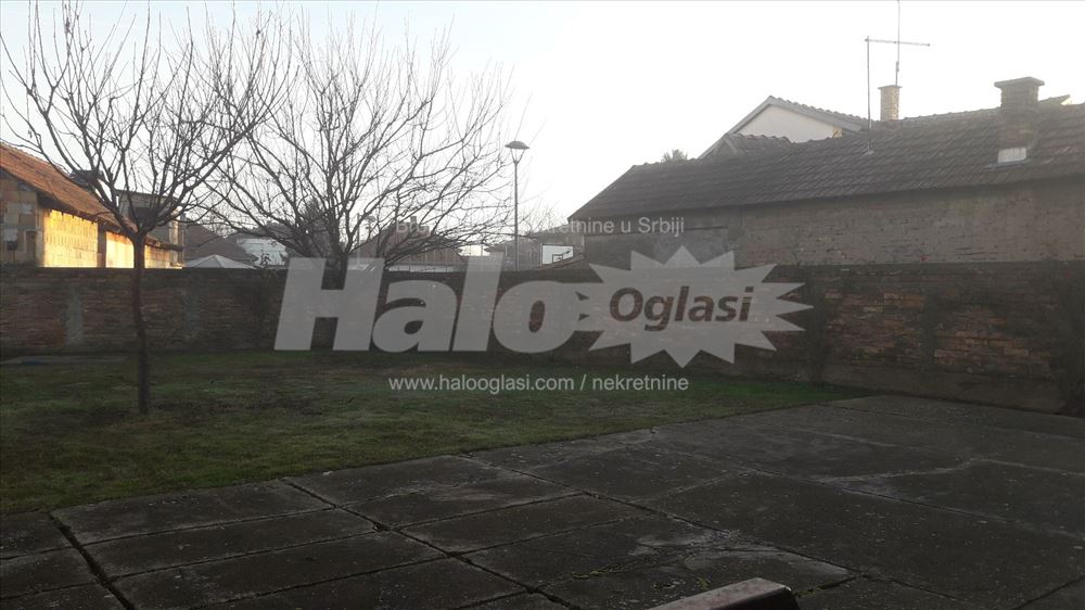Izdaje se posebna kuca sa dvorisnim delom placa — 13
