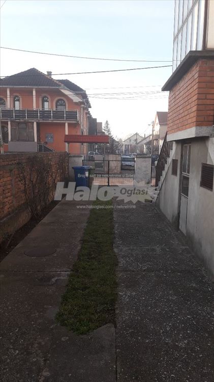 Izdaje se posebna kuca sa dvorisnim delom placa — 14