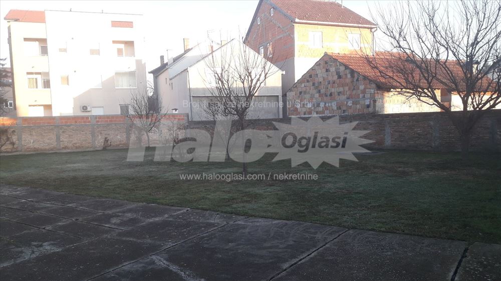 Izdaje se posebna kuca sa dvorisnim delom placa — 15