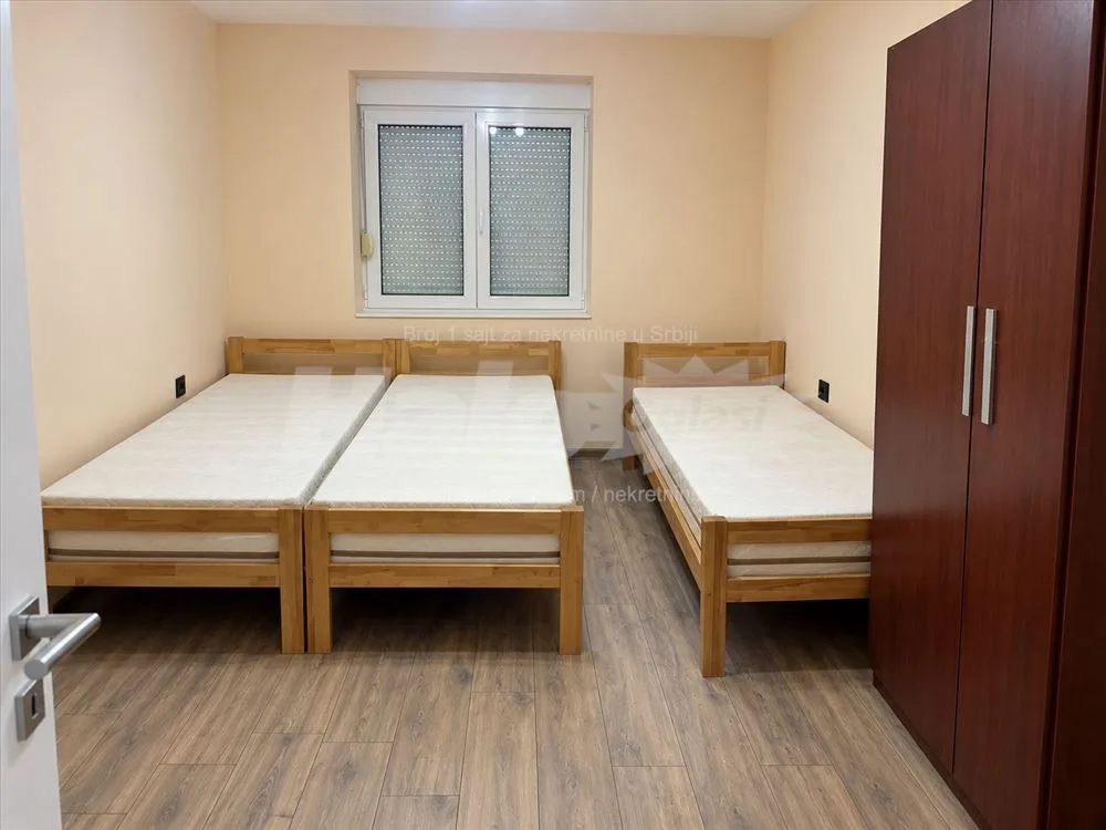Izdaje se prostran troiposoban stan 105 m² sa tera — 5