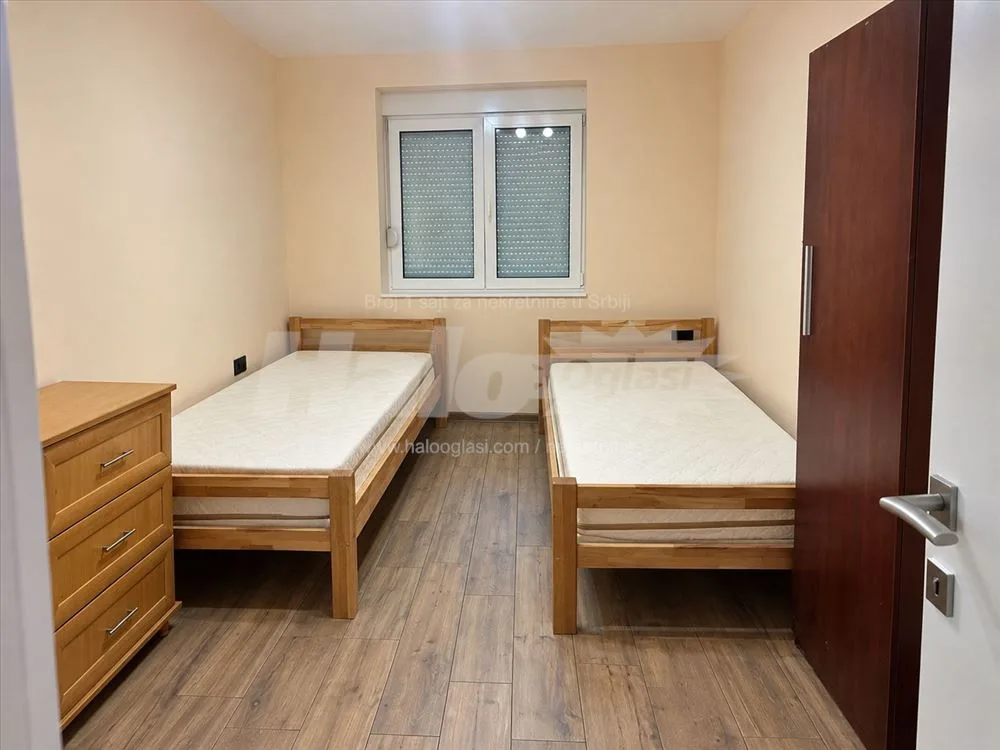 Izdaje se prostran troiposoban stan 105 m² sa tera — 6