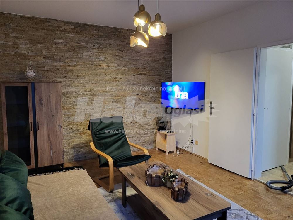 Izdaje se renoviran lepo opremljen stan — 2