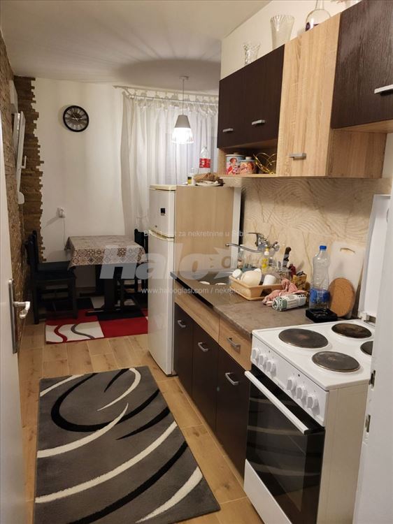 Izdaje se renoviran lepo opremljen stan — 11