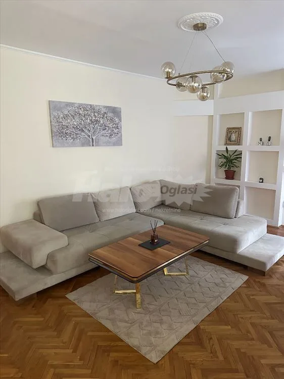 Izdaje se renoviran stan u centru grada — 14