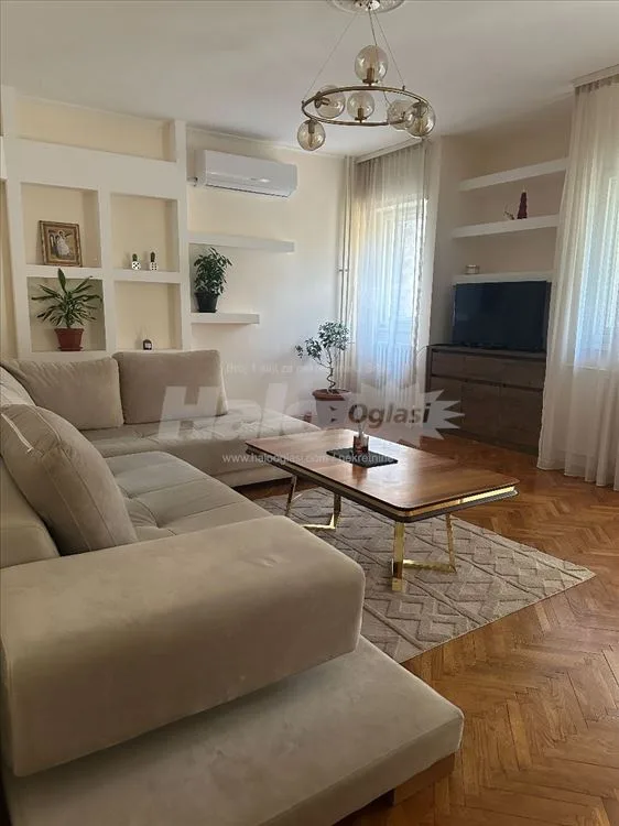 Izdaje se renoviran stan u centru grada — 15