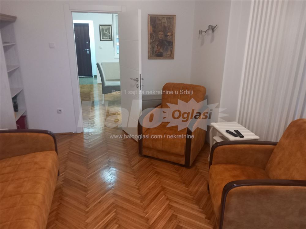 Izdaje se renoviran stan u centru,pogodan za par! — 3