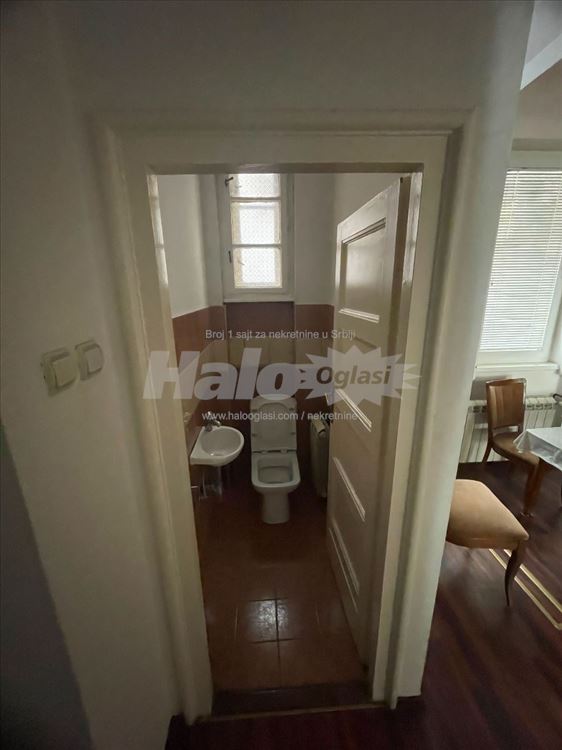 Izdaje se salonac u centru grada, u staroj ulici. — 6