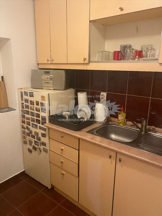 Izdaje se stan-garsonjera u centru grada na sjajno — 6