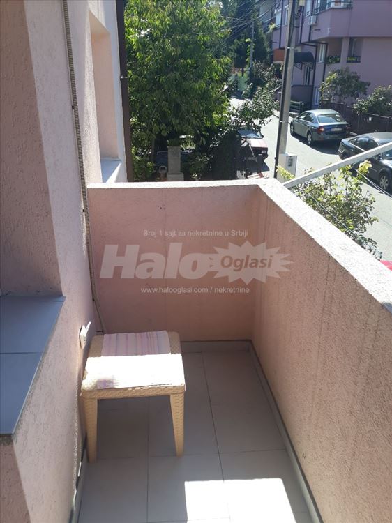 Izdaje se stan na Karaburmi — 9