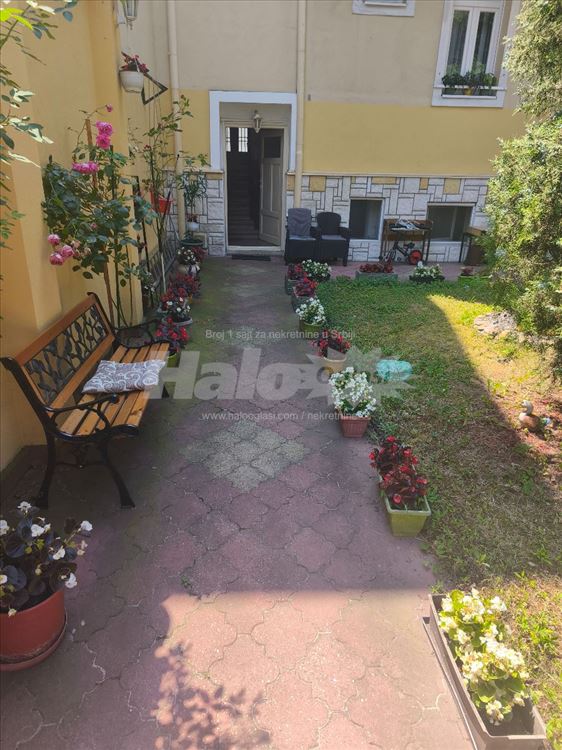 Izdaje se stan sa izlazom na dvorište-Centar Zemun — 2