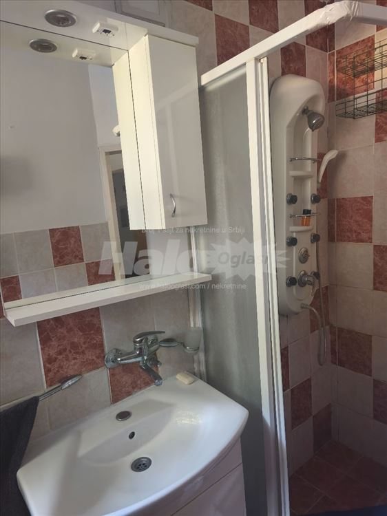 Izdaje se stan sa izlazom na dvorište-Centar Zemun — 4