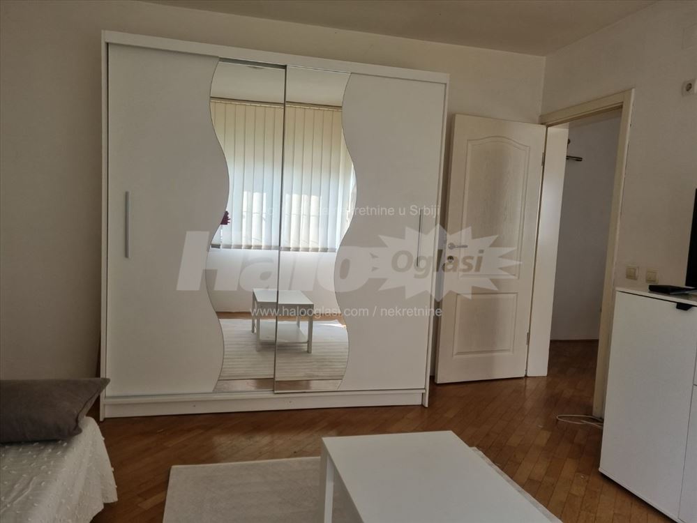 Izdaje se stan u centru Banovog brda — 3