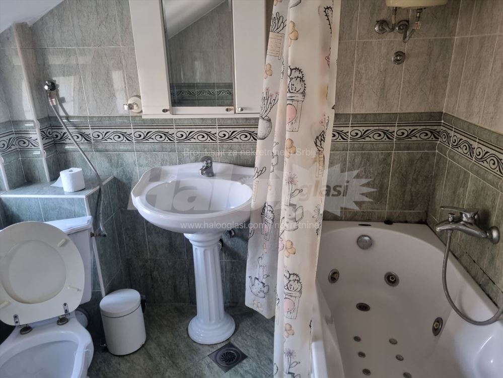 Izdaje se stan u centru Banovog brda — 5