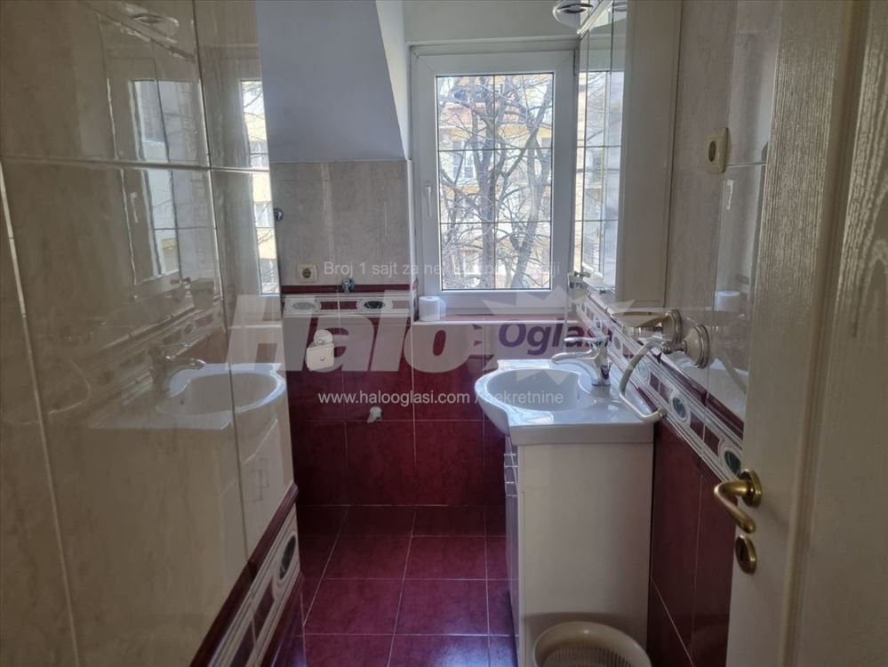 Izdaje se stan u centru Banovog brda — 11