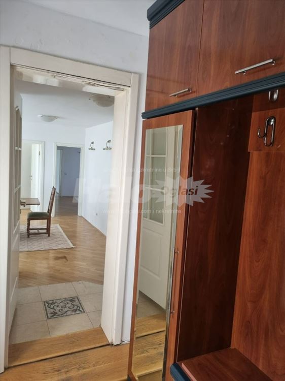 Izdaje se stan u centru Banovog brda — 14