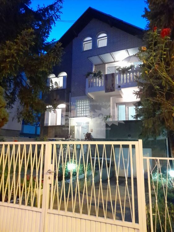 Izdaje se stan u Milana Raspopovića blizina FONa — 2